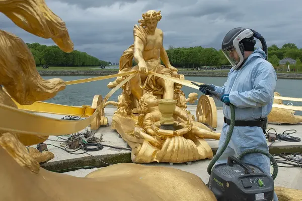 Masque à ventilation assistée, combinaison de protection jetable et gants