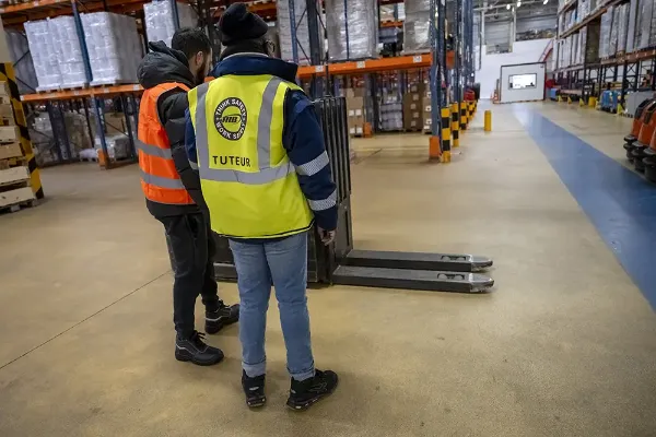 Pour son premier jour, l'intérimaire est accompagné de son tuteur 