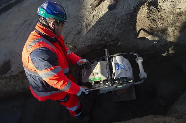 Utilisation d'une pilonneuse vibrante sur un chantier
