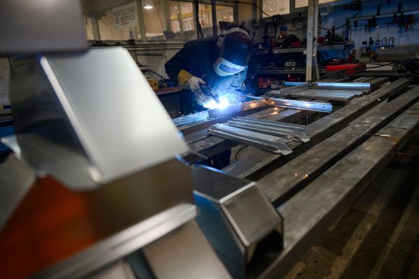 Opérateur réalisant un oxycoupage pour découper une structure métallique, procédé à l’origine d’émissions contenant des HAP classés comme cancérogènes