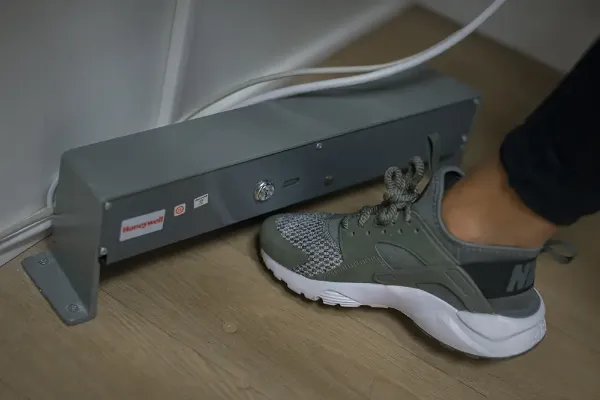  Un bouton d’alarme silencieuse a été installé en dessous du comptoir d'accueil, s’il est déclenché, un gyrophare se met en marche dans tous les bureaux