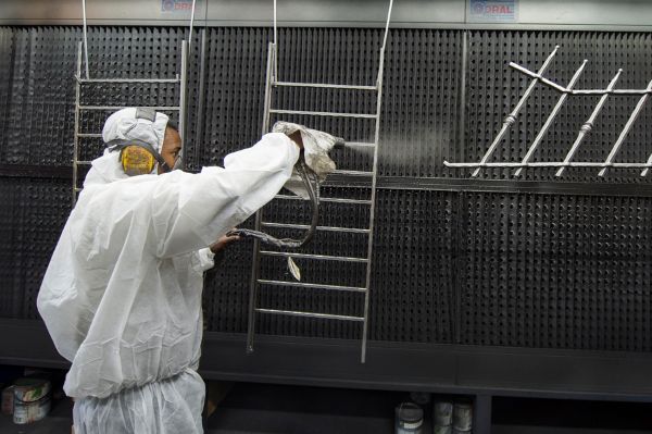 Salarié travaillant dans une cabine de peinture