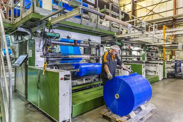 Fabrication de rouleaux de plastique à partir de billes de plastique