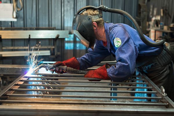 En complément des mesures de protection collective, le port d’un appareil de protection respiratoire permet de réduire les expositions des soudeurs.