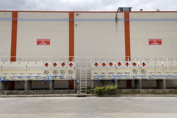 Des matières premières inflammables sont stockées dehors.