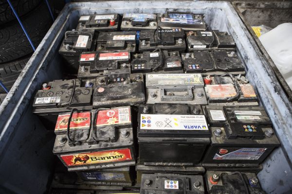 Récupération de batteries au plomb dans la déconstruction automobile