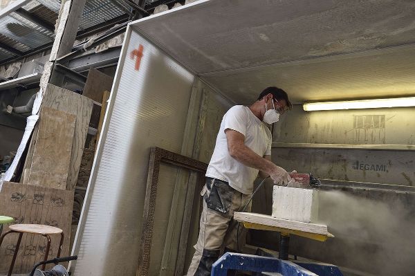 Travail de la pierre dans une cabine ventilée