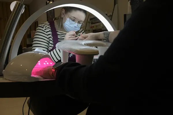 Éclairage scialytique dans un cabinet de podologie