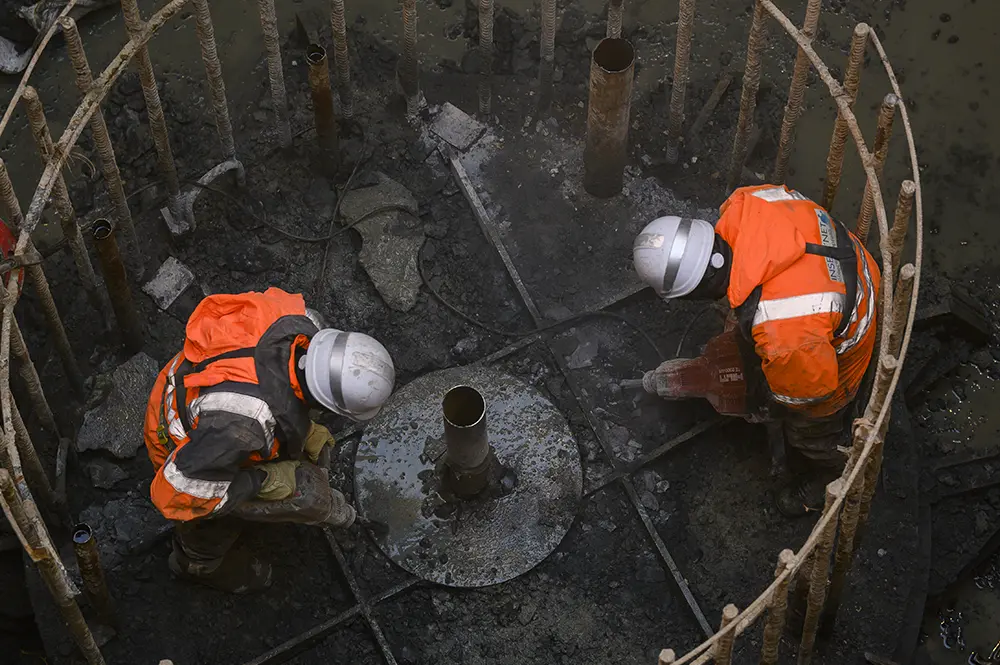 Utilisation de marteaux-piqueurs sur un chantier