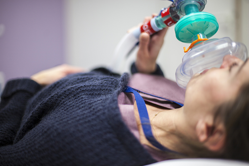 Lors des soins sous Meopa, du gaz peut s’échapper et être inhalé par les soignants. Lors des soins sous Meopa, du gaz peut s’échapper et être inhalé par les soignants.
