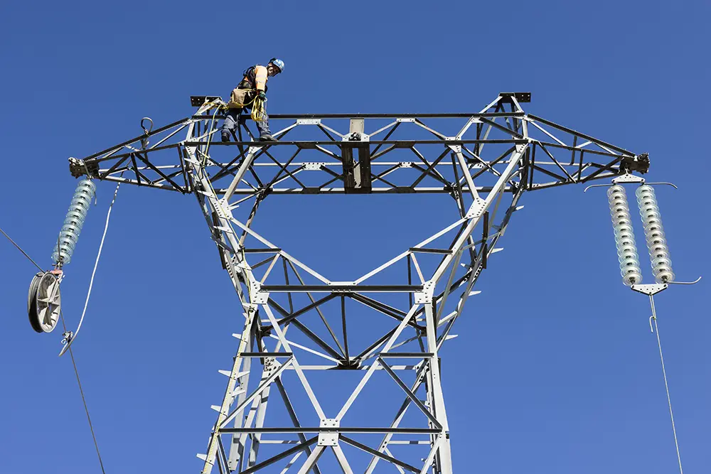 Intervention sur une ligne électrique à haute tension