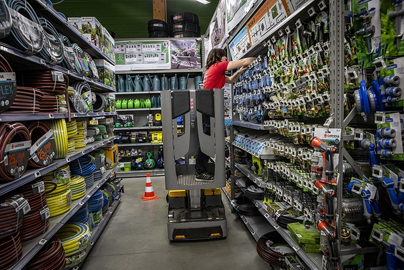 Mise en rayons où le salarié doit porter en hauteur les produits de façon répétitive Mise en rayons où le salarié doit porter en hauteur les produits de façon répétitive