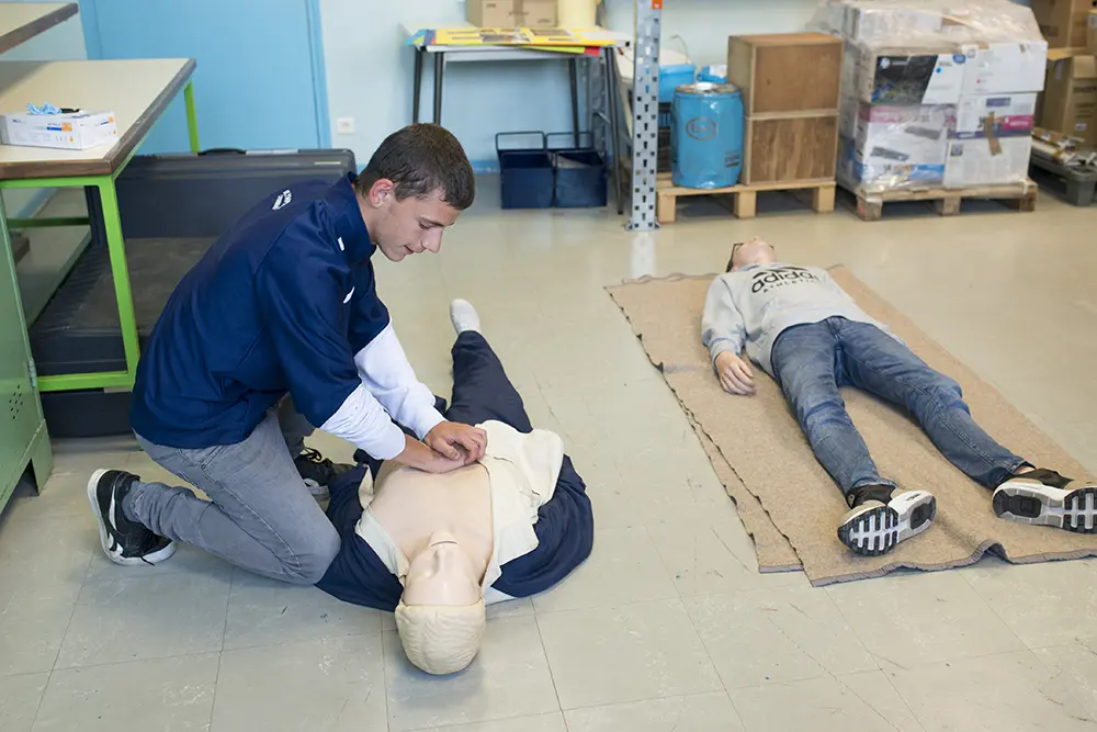 Lors de leur formation, les sauveteurs secouristes du travail apprennent à maîtriser les gestes de premiers secours